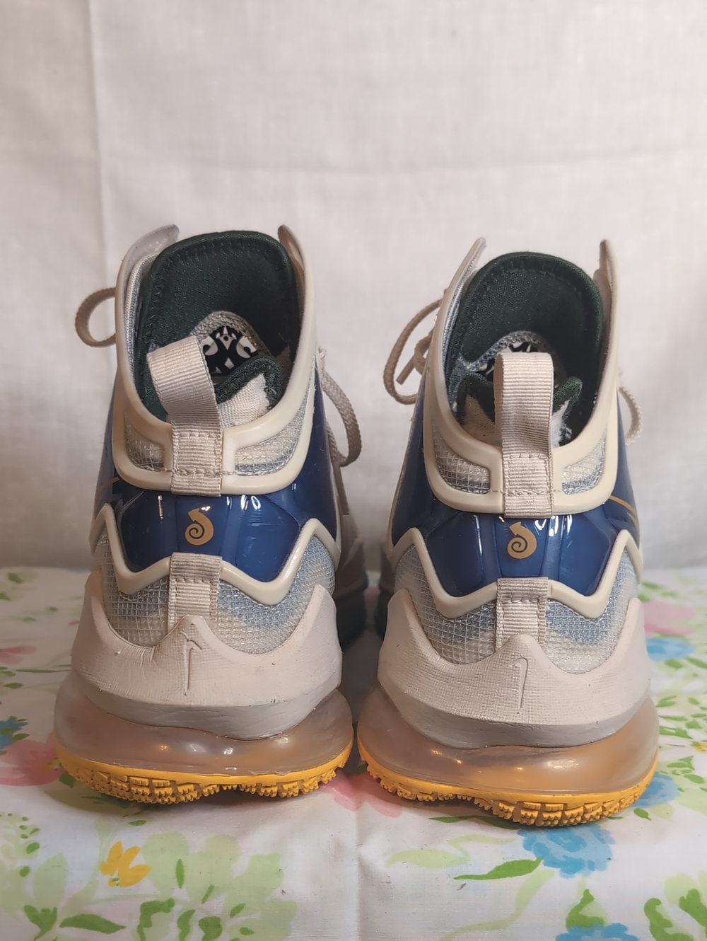 Nike LeBron 19 'Minneapolis Lakers' sneakers mens 9 - Picture 3 of 9